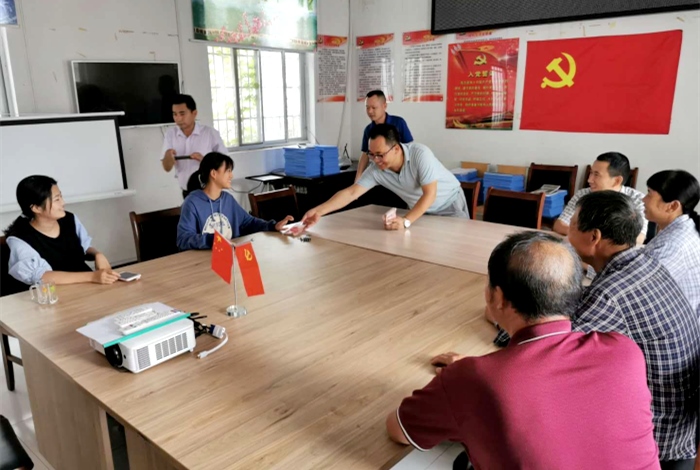 东盈董事咨询贫困大学生