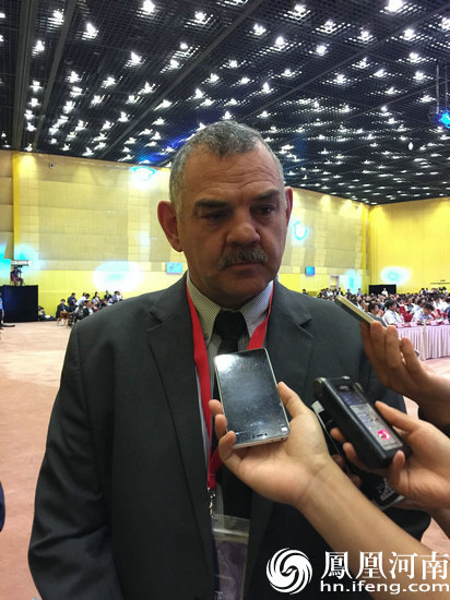 我们的南非客户正在接受记者的采访