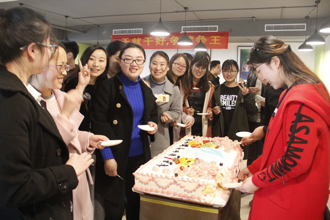 国瑞员工分蛋糕的场景